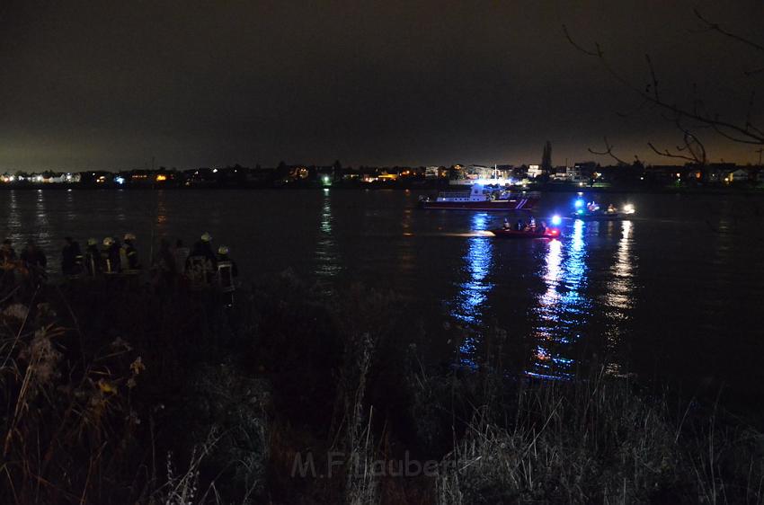 Einsatz BF Koeln PKW im Rhein Mondorf Hersel P009.JPG